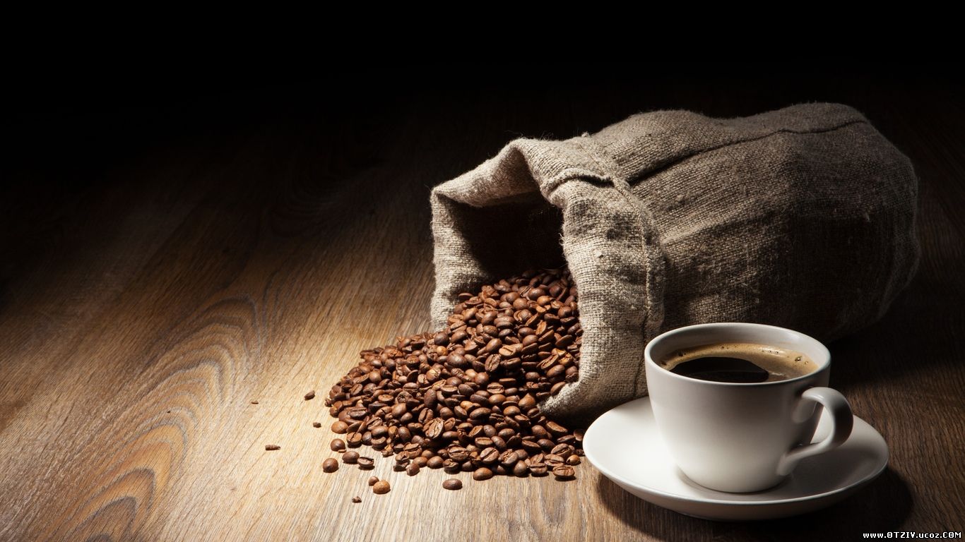 Чашка кофе и мешок с просыпанным кофе.